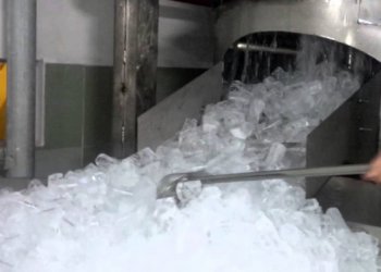 Nước Đá Viên Hay Nước Đá Cây Sạch Hơn ?