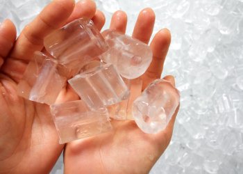 Máy làm đá viên có bao nhiêu loại ? Ưu nhược điểm của máy làm đá viên công nghiệp