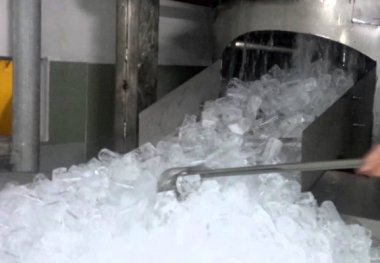 Nước Đá Viên Hay Nước Đá Cây Sạch Hơn ?