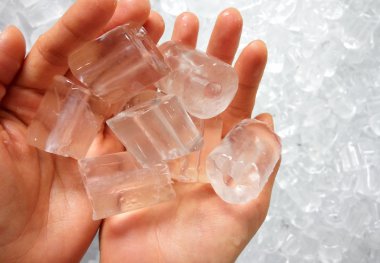 Máy làm đá viên có bao nhiêu loại ? Ưu nhược điểm của máy làm đá viên công nghiệp